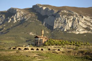 Eguren Ugarte Vista del hotel-bodega con la sierra