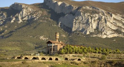 Eguren Ugarte Vista del hotel-bodega con la sierra